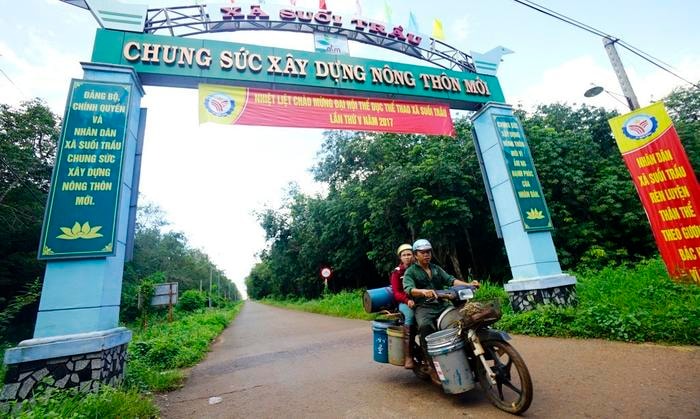 Cần 23.000 tỉ đồng di dời 16.000 dân xây sân bay Long Thành28/10/2017 10:00 GMT+7TTO - Theo đại biểu Quốc hội Phạm Minh Chính - trưởng Ban Tổ chức trung ương việc này không phải là bài toán quá khó bởi nếu cả nước tiết kiệm chi 1% thì mỗi năm sẽ được 10.000 tỉ đồng.Cần 1 tỉ USD thu hồi 5.600ha đất làm sân bay Long Thành'Thắt lương buộc bụng' để có sân bay Long Thành'1.050ha đất quốc phòng ở sân bay Long Thành dùng làm gì?'Cần  23.000 tỉ đồng di dời 16.000 dân xây sân bay Long Thành - Ảnh 1.Toàn bộ diện tích xã Suối Trầu, huyện Long Thành, tỉnh Đồng Nai sẽ được sử dụng để xây sân bay Long Thành - Ảnh Internet