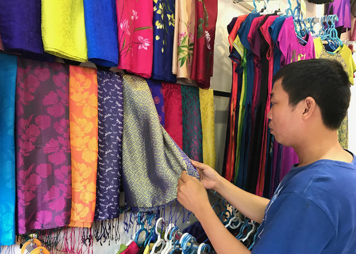 Nhiều khách hàng đi mua không thể phân biệt được lụa tơ tằm Việt Nam với lụa Trung Quốc.