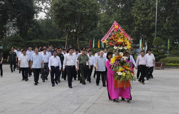 Tổng Bí thư Nguyễn Phú Trọng cùng đoàn công tác đến dâng hoa, dâng hương tại Khu Di tích Kim Liên. Ảnh: Đức Anh.