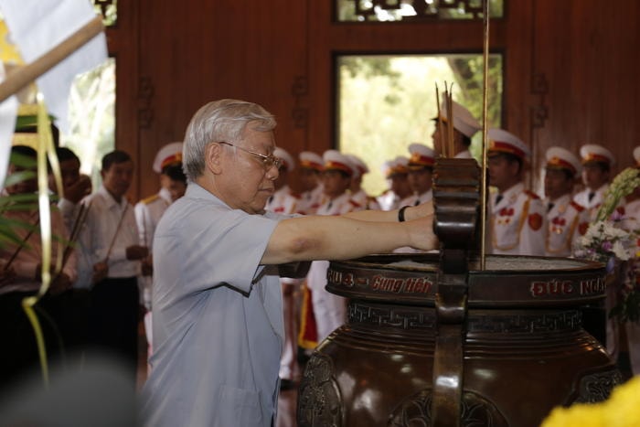 Tổng Bí thư Nguyễn Phú Trọng dâng hương tưởng niệm Chủ tịch Hồ Chí Minh. Ảnh: Đức Anh