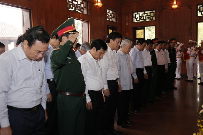 Đoàn đại biểu Trung ương và tỉnh Nghệ An thành kính nghiêng mình trước anh linh Chủ tịch Hồ Chí Minh. Ảnh: Đức Anh