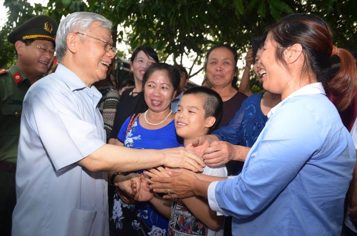 Tổng Bí thư Nguyễn Phú Trọng thăm hỏi du khách đến thăm Khu Di tích Kim Liên. Ảnh: Thành Duy