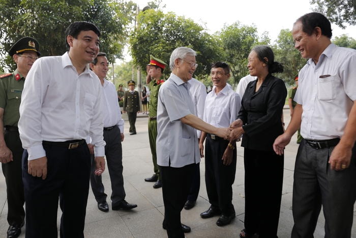 Tổng Bí thư Nguyễn Phú Trọng thăm hỏi người dân khi đến thăm Khu Di tích Kim Liên. Ảnh: Đức Anh.