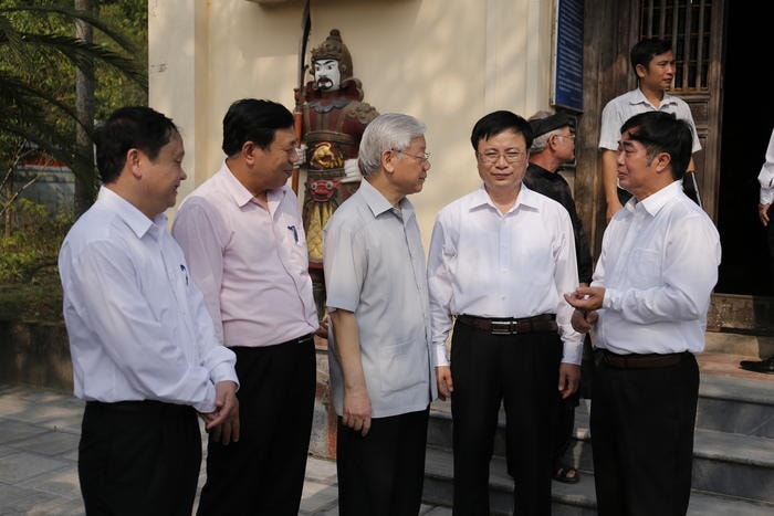 Tổng Bí thư Nguyễn Phú Trọng trao đổi với các đồng chí lãnh đạo tỉnh Nghệ An và huyện Nam Đàn. Ảnh: Đức Anh.