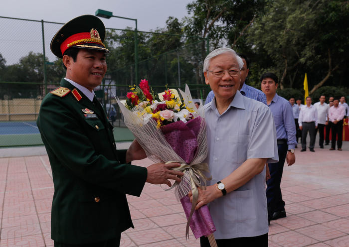 Trung tướng Nguyễn Tân Cương - Tư lệnh Quân khu 4 đón đồng chí Tổng Bí thư Nguyễn Phú Trọng đến thăm và làm việc. Ảnh: Đức Anh