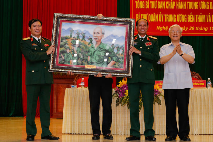 Tổng Bí thư Nguyễn Phú Trọng tặng quà lưu niệm cho Quân khu 4. Ảnh: Đức Anh