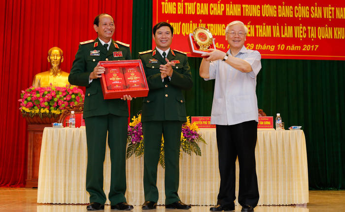 Bộ Tư lệnh Quân khu 4 tặng quà lưu niệm đến Tổng Bí thư Nguyễn Phú Trọng. Ảnh: Đức Anh