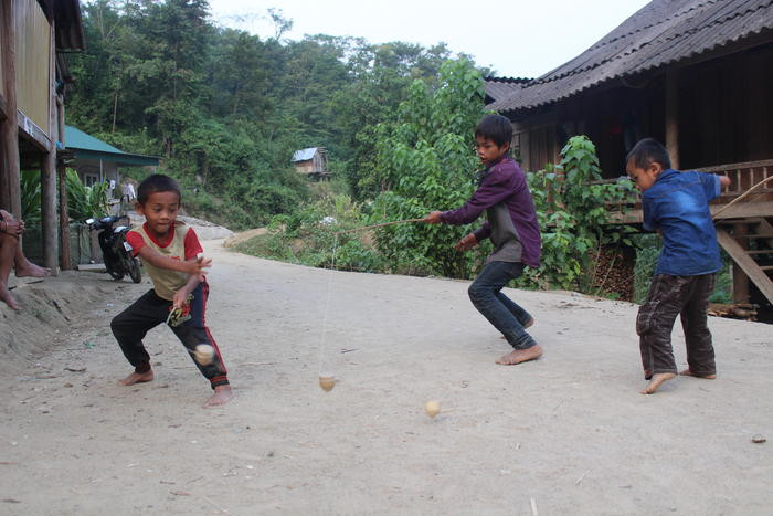  Vào mỗi buổi chiều tại bản Na Bè, xã Xá Lượng (Tương Dương), nơi gần 100% hộ dân thuộc dân tộc Khơ mú, mọi người dễ dàng bắt gặp lũ trẻ hào hứng với trò chơi 
