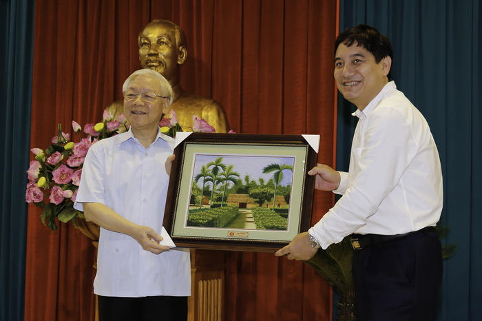 Bí thư Tỉnh uỷ Nguyễn Đắc Vinh tặng quà lưu niệm đồng chí Nguyễn Phú Trọng. Ảnh: Đức Anh