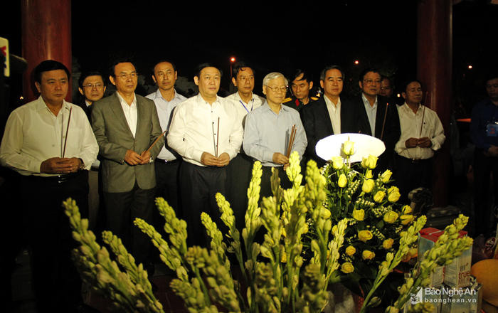Trước khi chương trình diễn ra, đoàn đại biểu Trung ương và địa phương do Tổng Bí thư Nguyễn Phú Trọng dẫn đầu đã làm lễ dâng hương, dâng hoa tại Khu mộ chung của các liệt sỹ TNXP thuộc Khu Di tích lịch sử Truông Bồn. Ảnh: Cảnh Nam