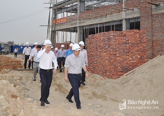 Đồng chí Phó chủ tịch UBND tỉnh Huỳnh Thanh Điền cùng đại diện các sở ngành, thành phố Vinh kiểm tra tiến độ dự án. Ảnh: TH 
