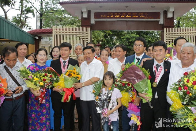 Lãnh đạo tỉnh Nghệ An tặng hoa chúc mừng đoàn học sinh Nghệ An đoạt giải cao tại các Kỳ thi Olympic Quốc tế. Ảnh tư liệu