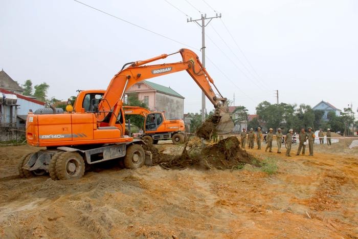 Cưỡng chế thu hồi đất của 2 hộ dân ở xóm Ngũ Lộc, xã Hưng Lộc (TP.Vinh). Ảnh: Quang An