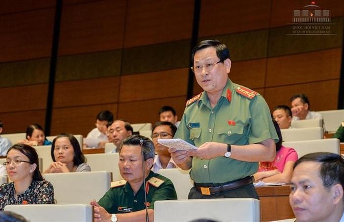 Đại tá Nguyễn Hữu Cầu phát biểu tại Quốc hội. Ảnh: Quochoi.vn