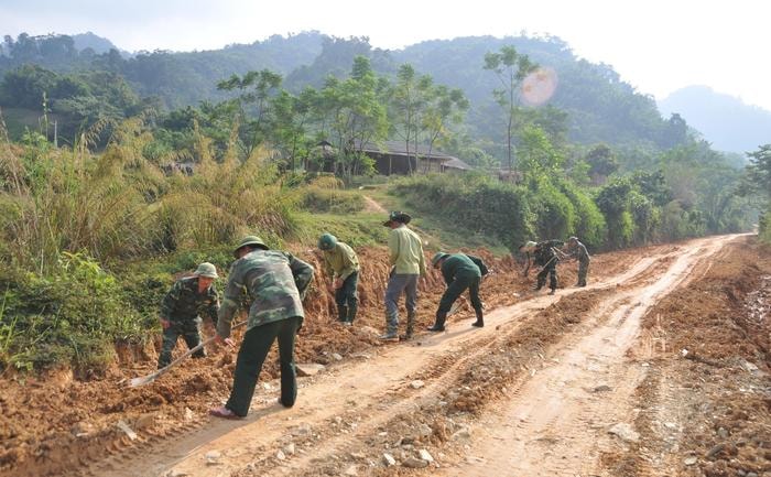 CBCS Đồn BP Tam Hợp và nhân dân tu sửa đường giao thông. Ảnh: Lê Thạch