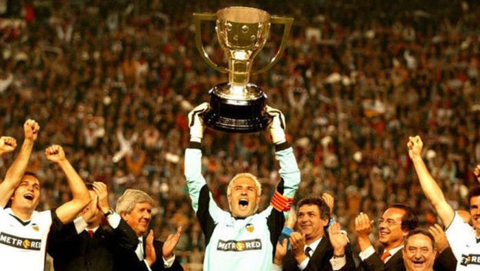 Thủ môn, đội trưởng Canizares nâng cao chức vô địch La Liga mùa giải 2003/2004. Ảnh: Internet