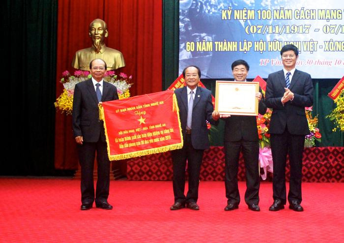 Phó Chủ tịch thường trực UBND tỉnh Lê Xuân Đại trao tặng cờ thi đua và bằng khen của UBND tỉnh cho Hội hữu nghị Việt - Nga. Ảnh: Mỹ Nga.