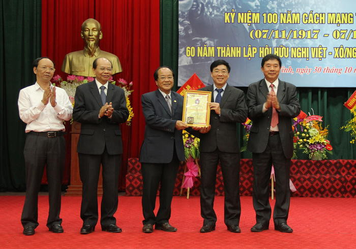 TƯ Hội hữu nghị Việt - Nga trao tặng kỷ niệm chương cho Hội hữu nghị Việt - Nga vì những đóng góp tích cực. Ảnh: Mỹ Nga.