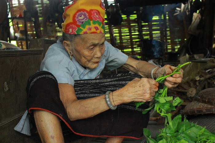 Đã  102 tuổi, là một trong những người sống lâu nhất bản, cụ Lương Thị Kim vẫn luôn được bà con làng xóm kính trọng, không chỉ vì tuổi đã cao mà hơn hết là sự chăm chỉ, cần mẫn không ngừng nghỉ của cụ. Ảnh: Nga Nga