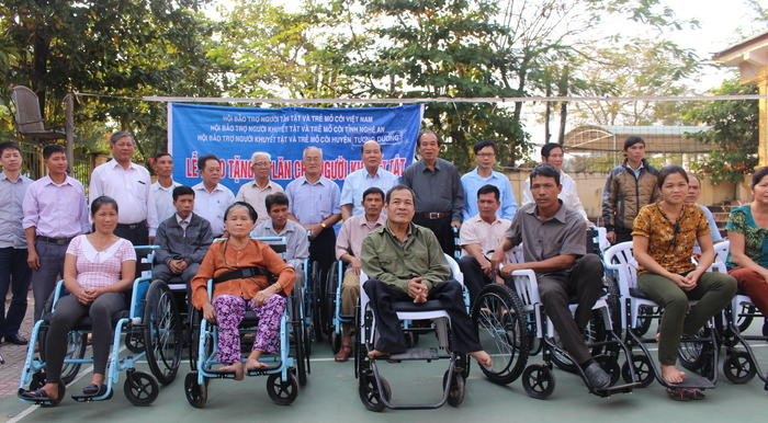 20 người khuyết tậ nghèo trên địa bàn huyện tương Dương đã được trao tặng xe lăn. Ảnh: Đình Tuân