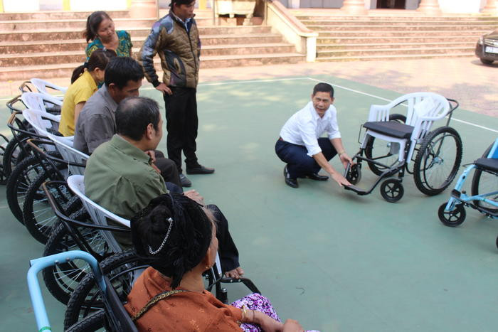Sau khi nhận xe, người khuyết tật được hướng dẫn cách sủ dụng để an toàn khi sử dụng. Ảnh: Đình Tuân