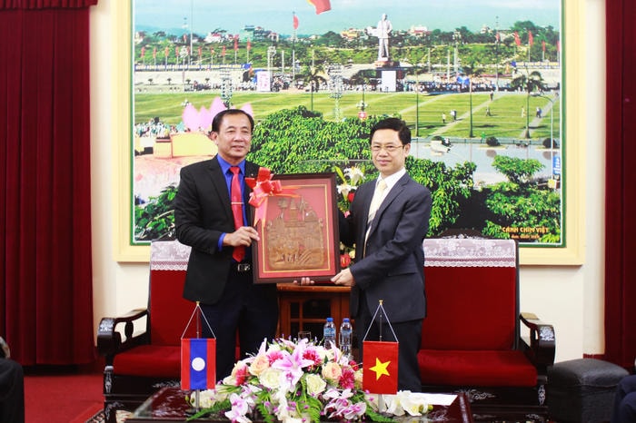 Đồng chí Samlan Phan Kha Vong, đại diện cho Đoàn Thanh niên Nhân dân Cách mạng Lào trao quà lưu niệm cho đại diện lãnh đạo tỉnh Nghệ An. Ảnh: Phương Thúy