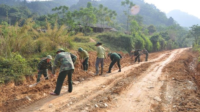 Tu sửa đường. Ảnh: Lê Thạch