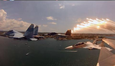 Tiêm kích Su-30SM phô diễn khả năng cơ động. 