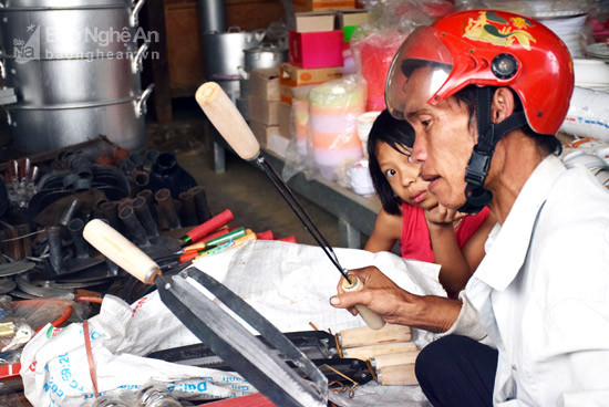  Người đàn ông dân tộc Mông này chọn mua dao thái chuối tại một cửa hàng ở chợ Trị Lễ.