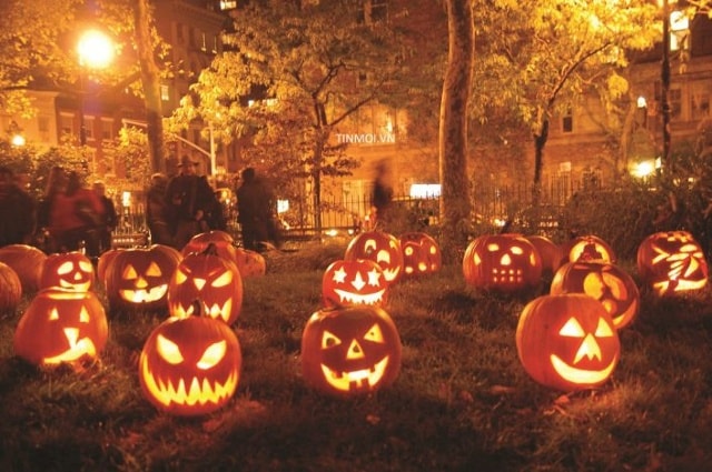 Cũng giống lễ hội Halloween ở các nước, người Anh cũng đốt lửa và làm nên những chiếc đèn lồng handmade từ vỏ quả. Nhưng thay vì dùng bí ngô, họ sử dụng đèn lồng củ cải đường và gọi chúng là punkies. Trẻ em sẽ cầm punkies trong tay, đến gõ cửa từng nhà để xin tiền.  Một điều khác nữa về lễ hội Halloween ở Anh so với các nước là đèn lồng được thắp sáng với niềm tin soi đường cho những linh hồn đi lang thang trong đêm Halloween chứ không phải xua đuổi tà ma.  Để xua đuổi những linh hồn xấu, người Anh có tập tục ném đá, rau cải và quả hạch vào lửa. Trò “trick or treat” cũng rất được yêu thích tại nước Anh.