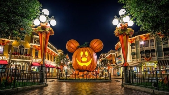 Năm 1990, lễ hội Halloween mới bắt đầu xuất hiện với quy mô lớn ở Pháp. Người Pháp cũng thích hóa trang, tổ chức tiệc tùng và chơi trò “Ghẹo hay kẹo”.  Mỗi năm đều có một cuộc diễu hành của những thây ma, quỷ được tổ chức tại thị trấn Limoges, và một bữa tiệc lớn được tổ chức ở Paris để đón chào Halloween.