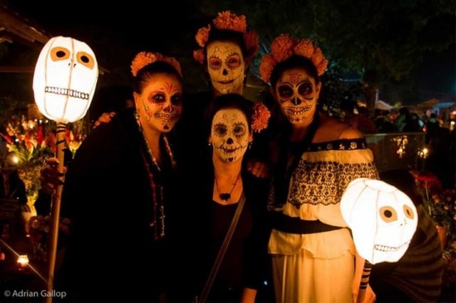 Ở Mexico, ngoài lễ hội Halloween, còn có một ngày hội khác dành cho người chết là “Dia de los Muertos” (Ngày của người chết). “Dia de los Muertos” được tổ chức trùng với lễ hội Halloween, từ ngày 31/10 đến 2/11 hàng năm.  Ngoài việc tận hưởng không khí nhộn nhịp của một trong những lễ hội hóa trang lớn nhất thế giới – Halloween, người dân cũng như du khách ở Mexico còn được biết đến một lễ hội thú vị và đặc sắc hơn dành cho người chết.