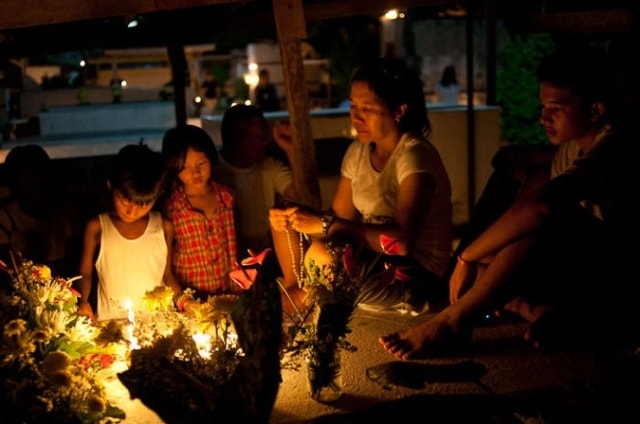 Vào dịp Halloween của người châu Âu,người Trung Quốc cũng tổ chức lễ hội tương tự có tên gọi là Cheng Chieh. Trong ngày lễ này, người dân dâng đồ ăn và thức uống lên di ảnh người thân của họ. Ngoài ra, họ còn thắp những chiếc đèn lồng với ước mong dẫn lối cho những linh hồn đã khuất có thể tìm về với gia đình. Người Trung Quốc cũng quan niệm những linh hồn lang thang rất nguy hiểm, nên người dân phải dâng thức ăn, cúng tế để họ trở về thế giới bên kia trong ngày lễ Cheng Chieh.