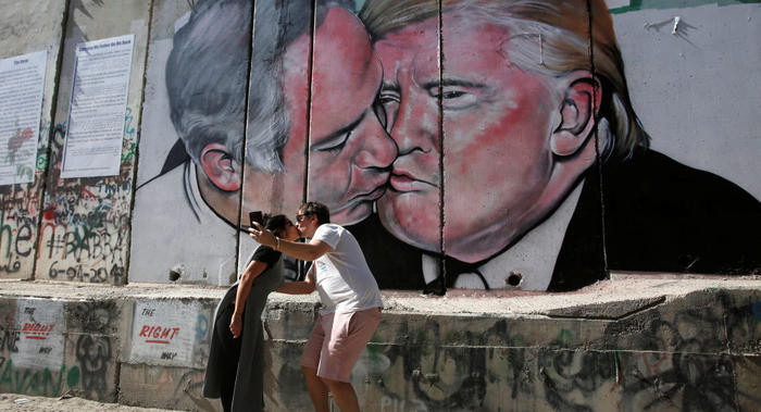 Trump và Netanyahu hôn nhau trên biên giới Israel và Palestine