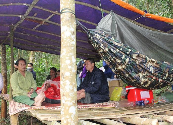 Hộ gia đình bà Nguyễn Thị Hoa (trú xóm Trọng Cánh, xã Yên Hợp) không thực hiện theo Quyết định cưỡng chế, kiên quyết ở lại lán nằm trong khu vực tiến hành cưỡng chế. Ảnh: Lân Thảo