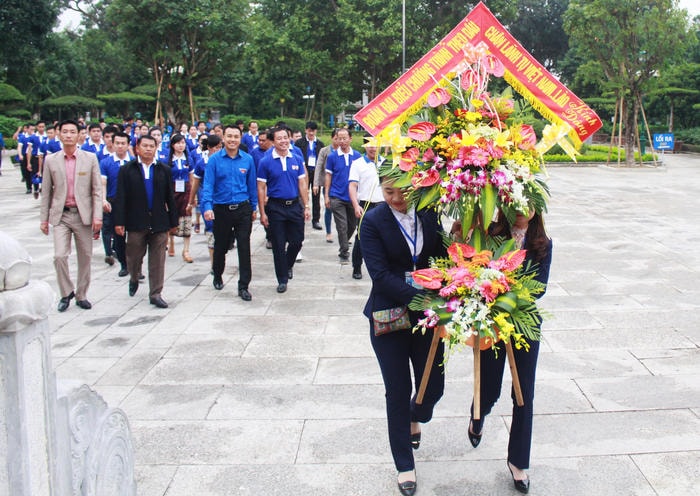 Đàon thanh niên hai nước Việt - Lào về Khu di tích Kim Liên - Nam Đàn