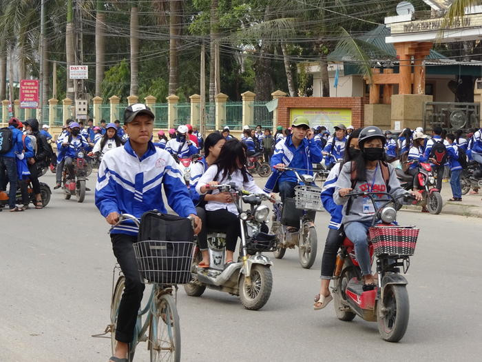 Tình trạng học sinh điều khiển xe máy điện không đội mũ bảo hiểm ở Yên Thành ngày càng tăng. Ảnh: Thái Hồng