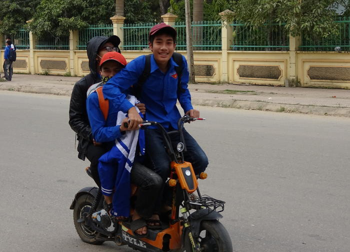 Nhiều em học sinh còn chở 3, không đội mũ bảo hiểm khi điều khiển xe máy điện. Ảnh: Thái Hồng