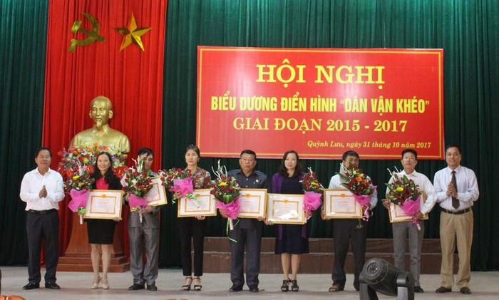 Trao thưởng cho các cá nhân có thành tích xuất sắc trong phong trào thi đua dân vận khéo giai đoạn 2015 – 2017. Ảnh: Thanh Toàn