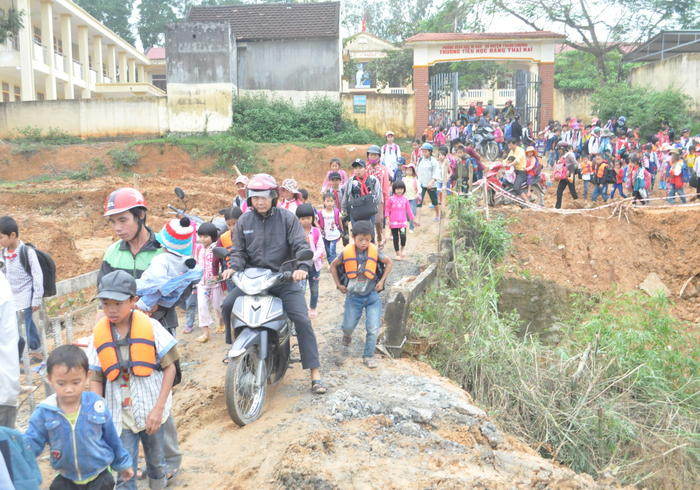 Các em học sinh, phụ huynh lo sợ khi đi qua cầu Thầy Đồng. Ảnh: Văn Lý