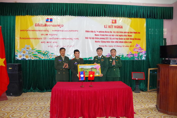 Đại diện Đại đội Birn phòng 223 tặng quà lưu niệm cho Đồn Biên phòng Keng Đu. Ảnh: Phương Linh