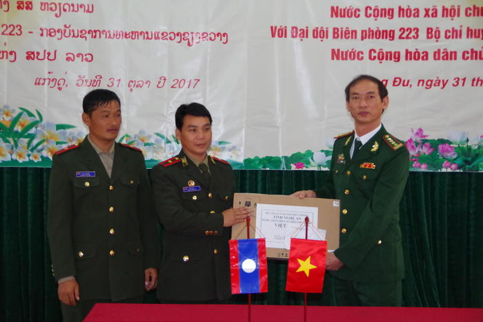 Bộ Chỉ huy BĐBP Nghệ An tặng quà Đại đội BP 223. Ảnh: Phương Linh