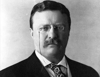Theodore Roosevelt (1858 - 1919), TT thứ 26 của Mỹ, khi ông tới thăm Puerto Rico (một thuộc địa mới của Mỹ vào thời điểm đó) và Panama vào năm 1906. Với sự kiện này, Theodore Roosevelt trở thành TT đầu tiên của Mỹ công du hải ngoại trong khuôn khổ chuyến thăm chính thức.