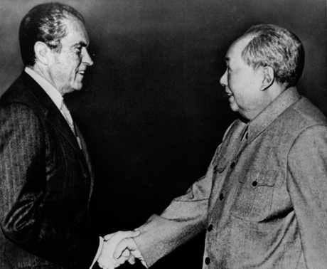 Năm 1972, TT Mỹ Richard Nixon (1913 - 1994) đến Trung Quốc. Sự kiện này đưa Nixon  trở thành TT Mỹ đầu tiên đến thăm một quốc gia bất kỳ không được Washington công nhận về mặt ngoại giao. Nó mở đường cho việc cải thiện quan hệ giữa một nhà nước cộng sản với một quốc gia tư bản.
