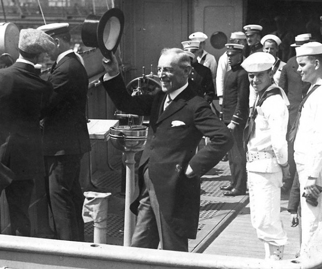 Khi siêu hàng không mẫu hạm của Mỹ SS George Washington lên đường sang Pháp năm 1918, TT Woodrow Wilson (1856 - 1924) đã trở thành người đứng đầu Nhà Trắng đầu tiên thăm châu Âu với mục đích tham dự hội nghị hòa bình Thế chiến Thứ nhất.