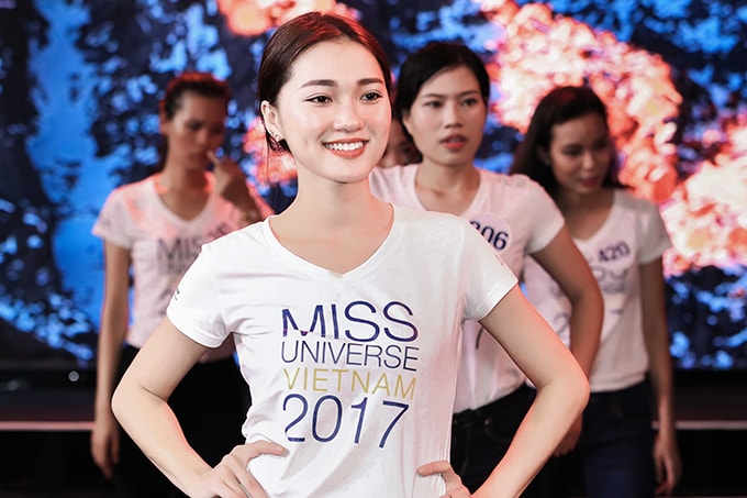 top-70-hoa-hau-hoan-vu-viet-nam-2017-do-sac-khi-trang-diem-nhe-10