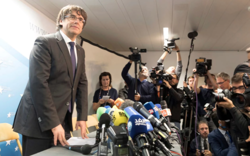 Ông Carles Puigdemont trong cuộc họp báo tại Brussels, Bỉ. Ảnh: AP.
