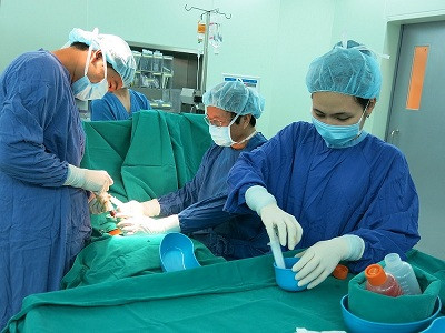 GS.TS Nguyễn Thanh Liêm và ê kíp thực hiện ghép tế bào gốc cho bệnh nhân.