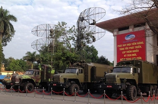 Trong hàng loạt hệ thống radar được nhắc đến có VRS-2DM do Việt Nam tự phát triển. Theo những thông tin được công khai, hệ thống radar radar VRS-2DM là khí tài do Tập đoàn Viễn thông Quân đội Viettel phát triển dựa trên nguyên mẫu của radar P-19 của Liên Xô.