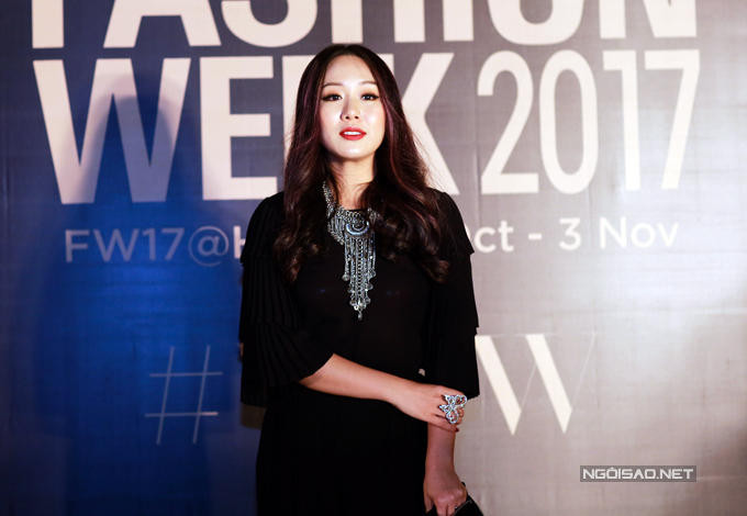 Ngô Phương Lan cá tính với trang phục màu đen, kết hợp cùng các phụ kiện vòng cổ, nhẫn. Tone màu đen giúp Hoa hậu Thế giới người Việt 2007 che được nhược điểm về cơ thể. 